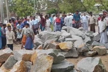 சாய்ந்தமருது பகுதியில் கடற்றொழிலாளர் வீதியை மறித்து ஆர்ப்பாட்டம் (video)