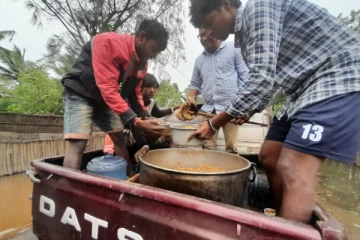 யாழில் பாதிக்கப்பட்ட மக்களுக்கு உதவிக்கரம் நீட்டிய ஆலய நிர்வாகம்!