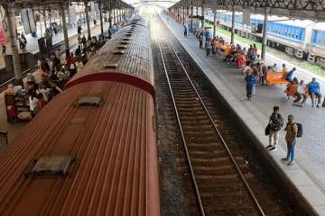 කොළඹ කොටුවේ දුම්රියක් පීලි පනී - වේදිකා දෙකක ධාවනයට බාධා