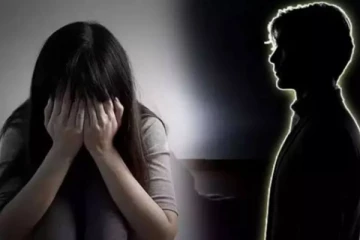 மாணவிகளுடன் தவறாக நடக்க முற்பட்ட ஆசிரியர் பணி நீக்கம்