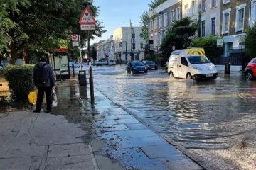 லண்டன்  சாலைகளில்  பெருக்கெடுத்தோடிய  தண்ணீர் !