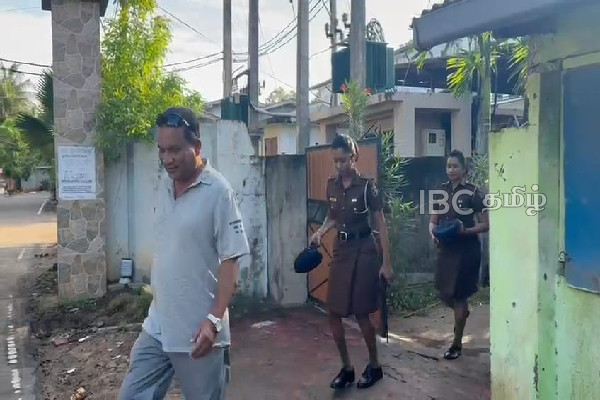 யாழ்ப்பாணத்தில் அதிரடியாக வீடொன்றில் நடத்தப்பட்ட சோதனை | A House Raid Was Conducted In Jaffna யாழ்ப்பாணத்தில் அதிரடியாக வீடொன்றில் நடத்தப்பட்ட சோதனை | A House Raid Was Conducted In Jaffna