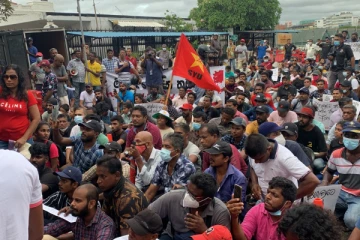 පොලිස් මූලස්ථානය අසල විරෝධතාවයක් නිසා නොසන්සුන් වීඩියෝ සහිතයි . (VIDEO)