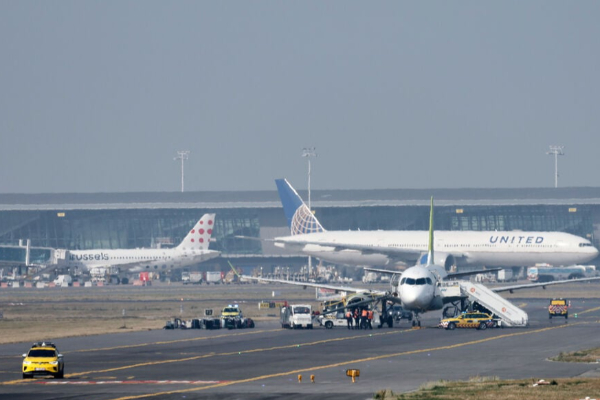 பெல்ஜியத்தில் மர்ம ட்ரோன்கள் பறந்ததால் பல விமான சேவைகள் இரத்து | Belgium Air Traffic Was Severely Disrupted Drones பெல்ஜியத்தில் மர்ம ட்ரோன்கள் பறந்ததால் பல விமான சேவைகள் இரத்து | Belgium Air Traffic Was Severely Disrupted Drones