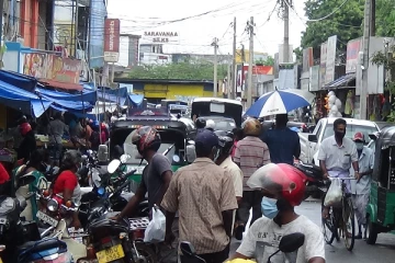 வவுனியாவில் பொருட்களை கொள்வனவு செய்வதற்கு முண்டியடித்த மக்கள்!