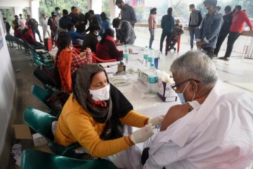 உயிருக்கு பயந்து 5 முறை கொரோனா தடுப்பூசி செலுத்தி கொண்ட மருத்துவர்! வெளியான அதிர்ச்சி தகவல்