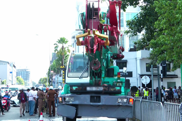 கொழும்பை உலுக்கிய விபத்து: கிரேனின் உரிமையாளரும் கைது! | One Dead Four Injured After Truck Crash In Colombo