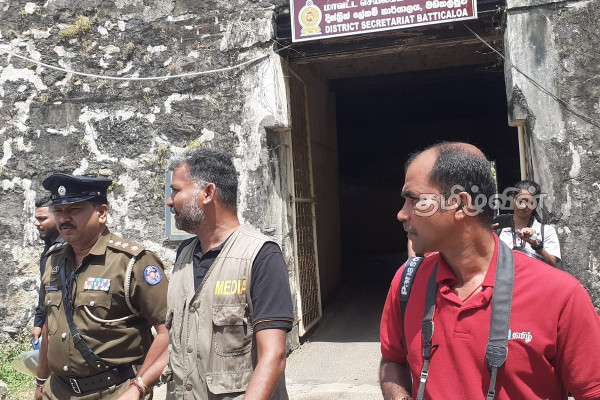 ஊடக அடையாள அட்டையை காட்டவும்: ஊடகவியலாளர் சசியை அனுமதிக்கமாட்டேன்! பிள்ளையான் பிடிவாதம் (Video) | Batticaloa Journalists Issue