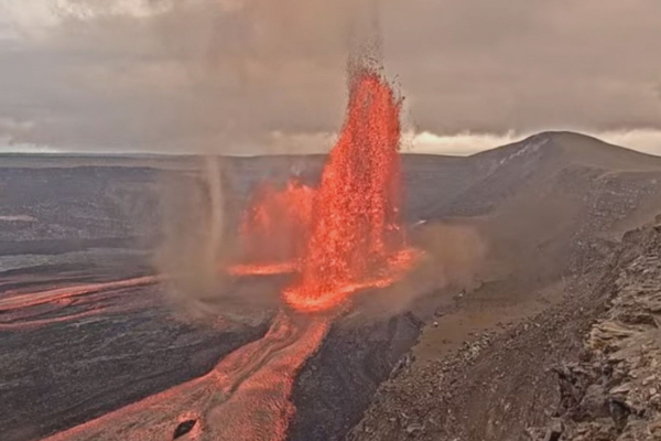 அமெரிக்காவில் எரிமலை வெடிப்பு ; 400 அடி உயரத்திற்கு வெளியேறிய நெருப்பு குழம்பு | Volcano Erupts In The Us Fire Plume Rises 400 Feet