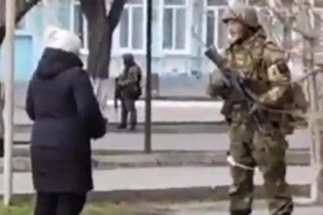 எங்கள் மண்ணில் உங்களுக்கு என்ன வேலை? ரஷ்ய ராணுவ வீரரை வெளுத்து வாங்கிய வீர பெண்மணி