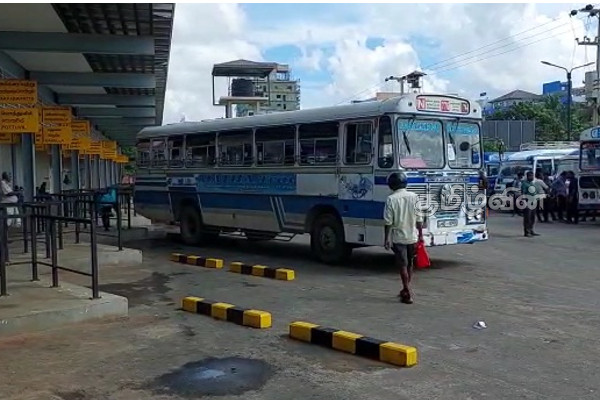 யாழ்.புதிய பேருந்து நிலையத்திலிருந்து தனியார் பயணிகள் போக்குவரத்து சேவை ஆரம்பம் (Video) | Jaffna Travel Ban On Hospital Road