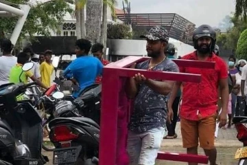 மகிந்த ஆதரவாளர்களின்  வீடுகளில் இருந்து பொருட்களை எடுத்துச்செல்லும் மக்கள்!