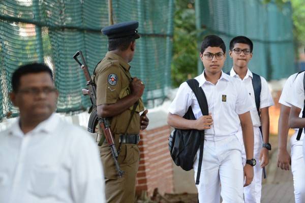பிரபல பாடசலைக்குள் திடீரென நுழைந்த பொலிஸார்! | The Police Suddenly Entered School Search Drug