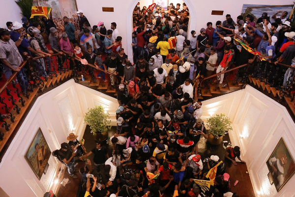 புரட்சியில் ஈடுபட்டவர்களை மகிழ்விக்க பியானோ வாசித்த காவல்துறை அதிகாரி - எடுக்கப்பட்ட நடவடிக்கை | Police Officer Playing Piano Presidential Palace