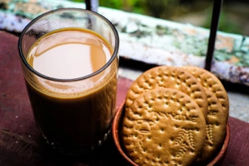 காஃபி, டீ குடிக்கும் போது பிஸ்கட் சாப்பிடுறீங்களா? உங்களுக்கான தகவல்தான் இது!