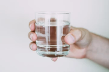 ஒரு நாளைக்கு ஒருவர் எட்டு கப் தண்ணீர் குடிக்கவேண்டும் என்பது உண்மையா?