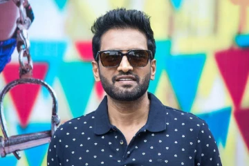 சந்தானத்தின் மகனா இது? இப்படி வளர்ந்துட்டாரே - வைரலாகும் புகைப்படம்!!