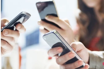 පාසල් සිසුන්ට සහ කාර්ය මණ්ඩලයට ස්මාර්ට් ෆෝන් තහනම් කරයි..