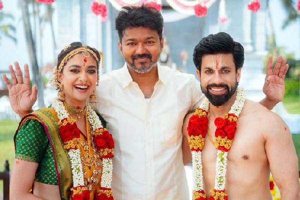 கொள்ளை அழகில் ரசிகர்களை கிறங்கடிக்கும் கீர்த்தி சுரேஷ்... லைக்குகளை அள்ளும் புகைப்படங்கள்! | Actress Keerthy Suresh New Trendy Look Goes Viral