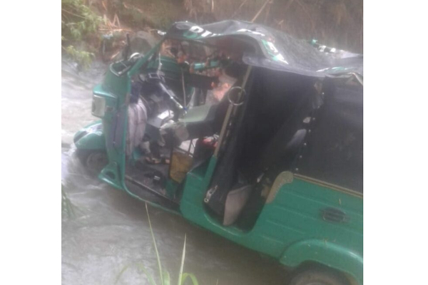 பயணிகளுடன் 50 அடி பள்ளத்தில் பாய்ந்த முச்சக்கரவண்டி | Auto Plunged Into 50 Feet Ditch With Passengers