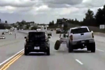 வானில் தூக்கி வீசப்பட்ட மகிழுந்து: அமெரிக்காவில் பரபரப்பு சம்பவம்