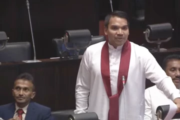 අමාත්‍යවරයා තුවක්කු දීලා එන සත්තුන්ට වෙඩි තියන්න කියලා.. කාවන්තිස්සට වෙඩි තිබ්බ විදිහ හොයන අයට නාමල්ගෙන් කනේ පාරක් - තුවක්කු ලැබුණ හැටිත් කියයි