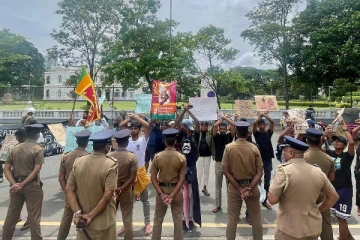 அரசாங்கத்துக்கு எதிரான போராட்டங்களில் ஊடுருவிய குண்டர்கள் - ஆங்கில ஊடகம் தகவல்