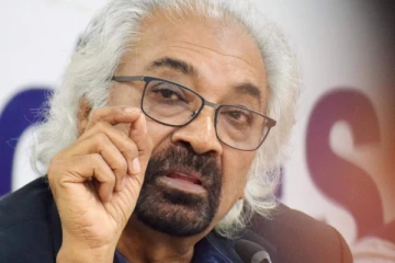 சர்ச்சைக்குரிய கருத்துக்களை வெளியிட்ட காங்கிரஸின் அயலக அணித் தலைவர் பதவி விலகியுள்ளதாக தகவல்