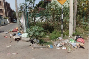 திட்டமிடப்படாத திண்ம கழிவகற்றல்: கல்முனையில் நிரம்பி வழியும் குப்பைகள்(Photo)