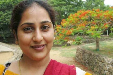 மெட்டி ஒலி நடிகை சரோ மகளுடன் தற்போது எப்படி இருக்கிறார் தெரியுமா? வைரலாகும் புகைப்படம்!