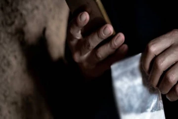 15 வயதான தங்கையை பணம் மற்றும் போதைப் பொருளுக்காக விற்ற அக்கா