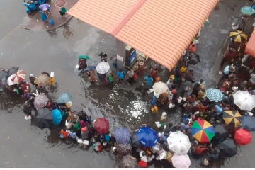 கொழும்பில் அடை மழைக்கு மத்தியில் திரண்டுள்ள மக்கள் (Video)
