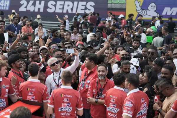 மலேசியாவை தன் கண்ட்ரோலில் கொண்டு வந்த அஜித் குமார்!! வரிசைக்கட்டி நிற்கும் ரசிகர்கள்.. | Ajith Kumar Malaysia Car Race Fans Video Viral