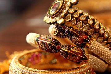 உச்சம் தொட்ட நிலையில் சற்று இரக்கம் காட்டிய தங்கம் விலை - இன்றைய நிலவரம்!