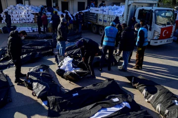 உலக நாடுகளை உலுக்கிய துருக்கி நிலநடுக்கம்! ஒரே இடத்தில் குவியலாக புதைக்கப்படும் சடலங்கள்