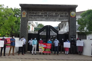 வவுனியாவில் நிரந்தர நியமனம் கோரி ஒன்றிணைந்த பட்டதாரிகள் சங்கத்தினரால் ஆர்ப்பாட்டம்