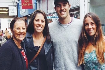 ඔස්ට්‍රේලියා ක්‍රිකට් නායක පැට් කමින්ස්ගේ මව මිය යයි - ටෙස්ට් තරගයෙනුත් ඉවත් වෙයි..