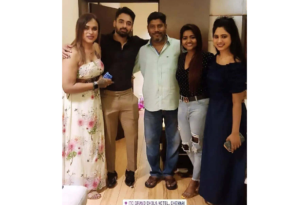 தனிமைப்படுத்தப்பட்ட பிக்பாஸ் போட்டியாளர்கள் எடுத்துக்கொண்ட புகைப்படம்: லீக் ஆனதால் பரபரப்பு | Biggoss 5 Contestant Photo Leak