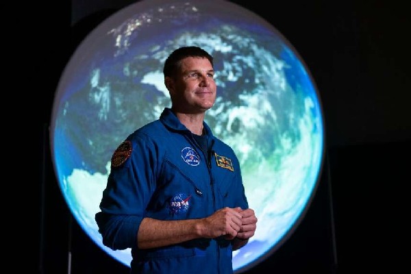 நிலாவிற்கு பயணம் செய்யும் முதல் கனேடியர்! | Nasa Csa Name Jeremy Hansen To Be First Canadian