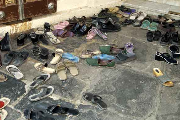 கோவிலில் செருப்பு காணாமல் போனால் அதிர்ஷ்டம் தேடி வருமா? | Does Lossing Sandals At Temple Bring Luck கோவிலில் செருப்பு காணாமல் போனால் அதிர்ஷ்டம் தேடி வருமா? | Does Lossing Sandals At Temple Bring Luck