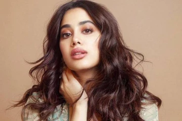 தூள் கிளப்பும் ஜான்வி கபூர் போட்டோ ஷுட்... என்ன உடை, என்ன கலர்பா