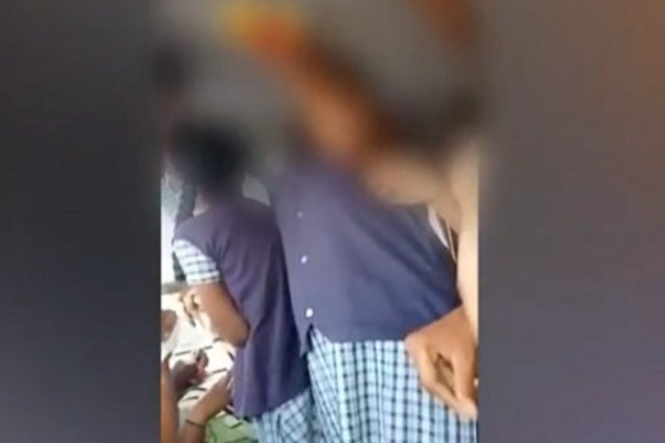 பாடசாலை ஒன்றில் மதுபானம் அருந்திய மாணவிகள்; சம்பவத்தால் க்ஷாக்! | School Girl Drank Alcohol At A School Tamilnadu பாடசாலை ஒன்றில் மதுபானம் அருந்திய மாணவிகள்; சம்பவத்தால் க்ஷாக்! | School Girl Drank Alcohol At A School Tamilnadu