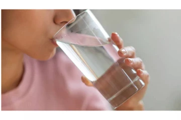 காலை எழுந்தவுடன் 3 டம்ளர் தண்ணீர் குடிப்பதால் ஏற்படும் அதியம் என்னென்ன?