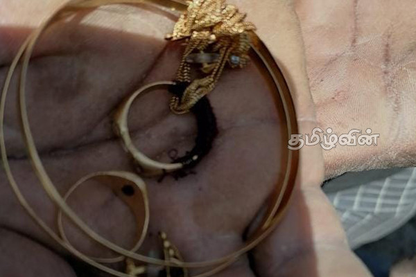 குப்பைக்குள் வீசப்பட்ட தங்க நகைகள் - சுகாதாரப் பகுதியினரின் நெகிழ்ச்சி செயல் | Municipal Health Recovered The Goldhrown Garbage