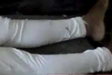 දුරකථනයෙන් කතා කරමින් දුම්රිය මාර්ගයේ ගිය තරුණිය දුම්රියට බිළිවෙයි