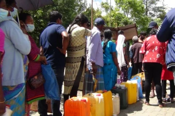 நாடளாவிய ரீதியில் எரிபொருட்களுக்காக காத்திருக்கும் மக்கள்: தொடரும் அவலம் (Video)