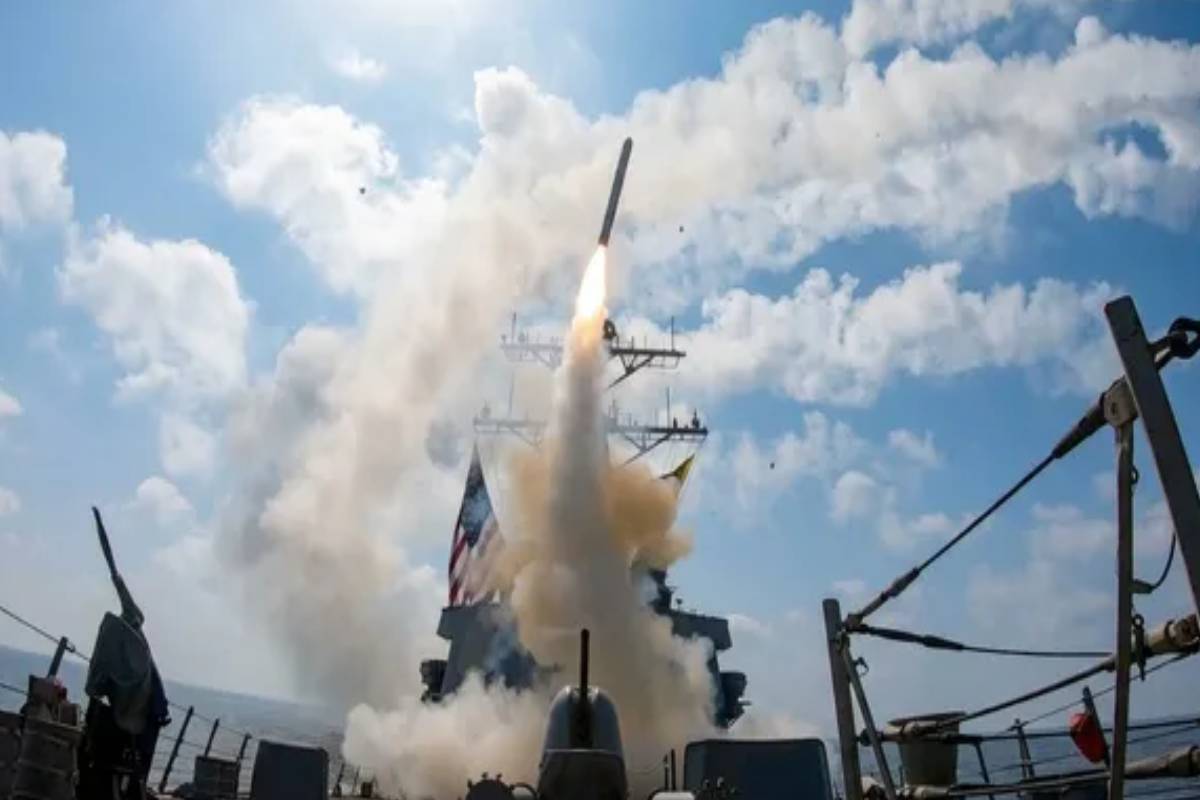 தீப்பிடித்து எரியும் அமெரிக்க கப்பல்! ஈரான் வெளியிட்ட அதிரடி அறிவிப்பு | Iran Claims It Attacked A Us Ship In The Gulf