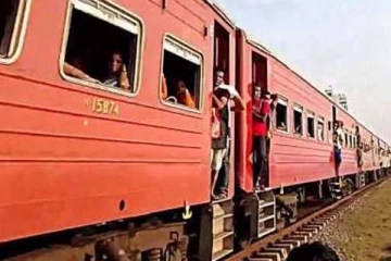 ரயில் பெட்டிகளிலிருந்து கழன்று பயணித்த இயந்திரம்