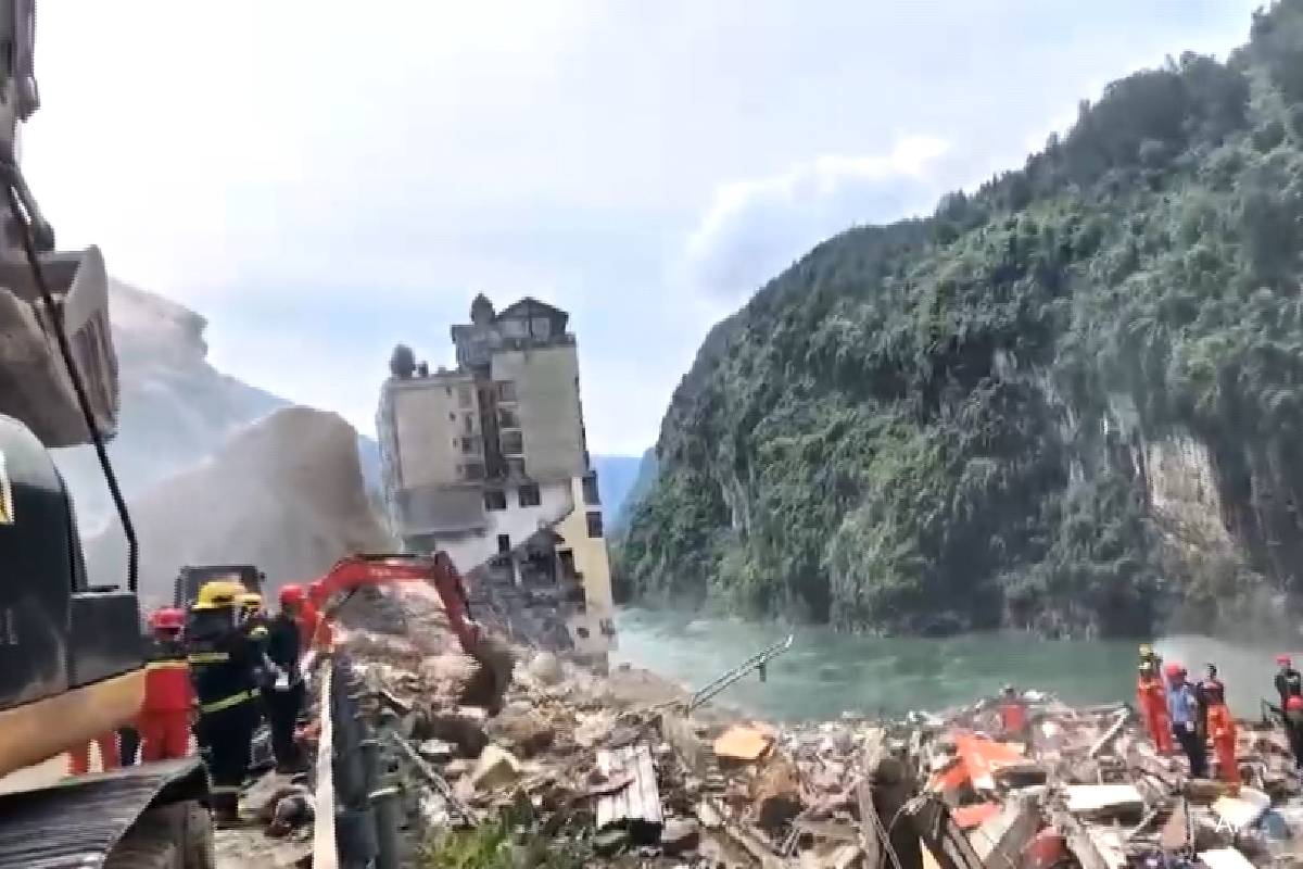 நாடொன்றில் பாரிய நிலச்சரிவு: மீட்புப் பணி தீவிரம் | Massive Land Slide In China Chongqing நாடொன்றில் பாரிய நிலச்சரிவு: மீட்புப் பணி தீவிரம் | Massive Land Slide In China Chongqing