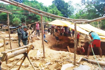 தங்க சுரங்கம் இடிந்து விழுந்து விபத்து - 12 பேர் உயிரிழப்பு